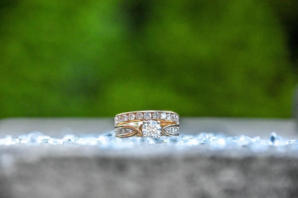 anello con diamanti